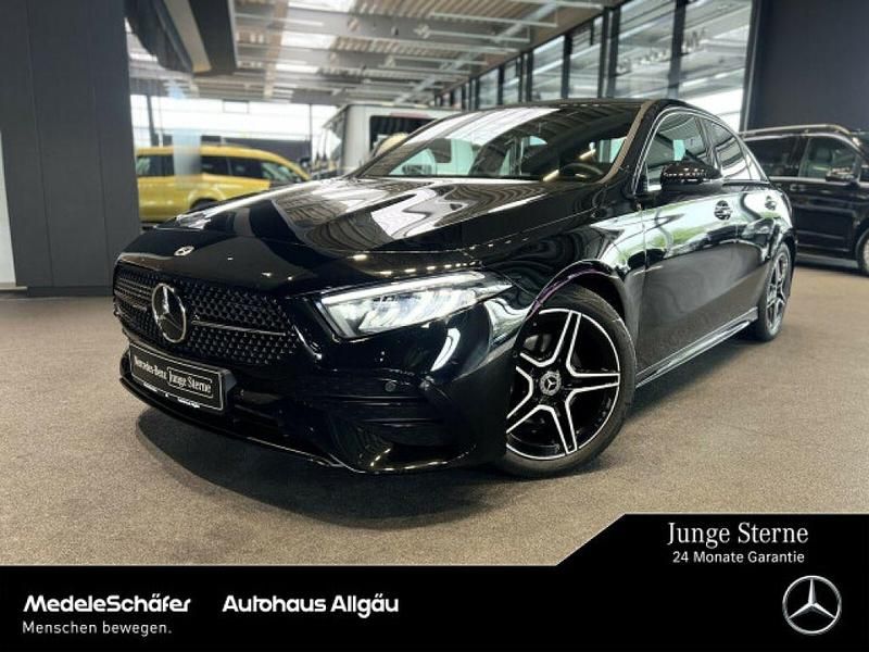 Lack kosmosschwarz (metallic) Gebraucht 2024 Mercedes A200 AMG Limousine | 33.839 € (Fairer Preis) - Bild 1/4