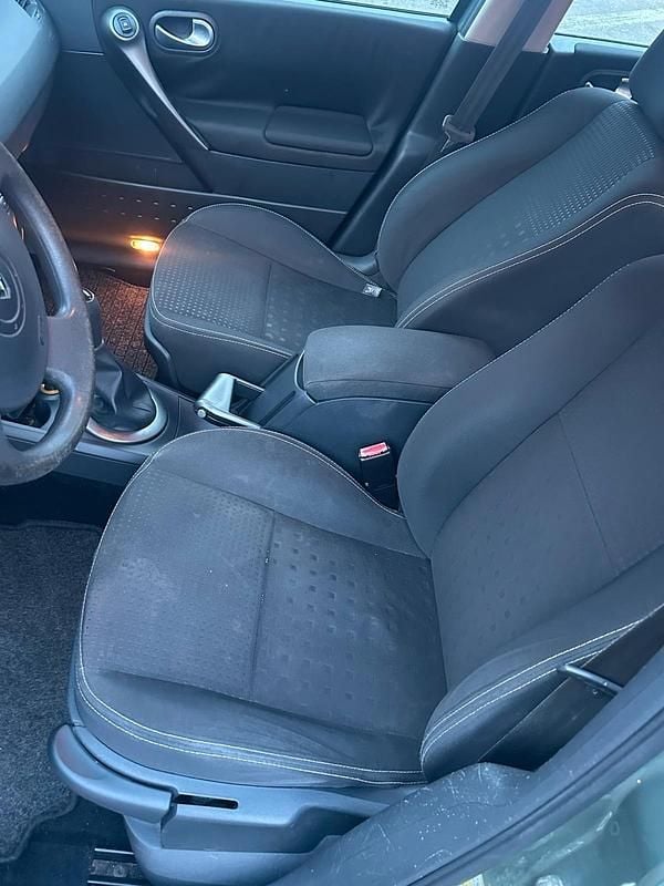 Grün Gebraucht 2005 Renault Mégane II Limousine | 2.990 € (Etwas zu teuer) - Bild 1/4