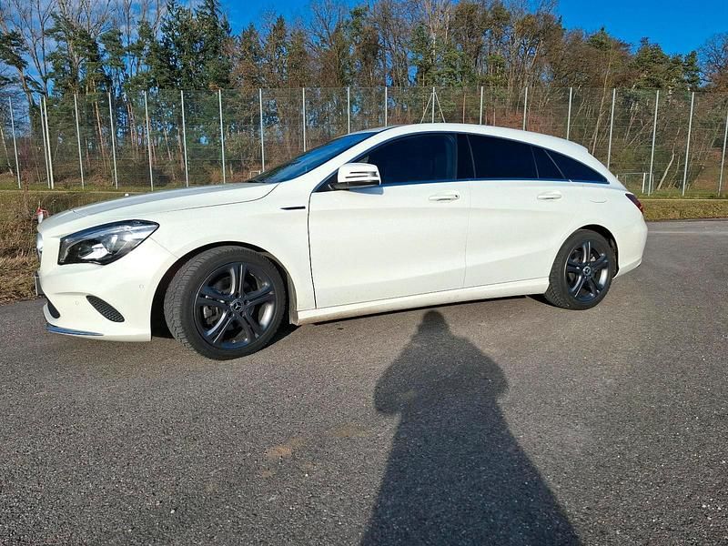 Weiß Gebraucht 2017 Mercedes 220 Limousine | 17.800 € - Bild 1/4