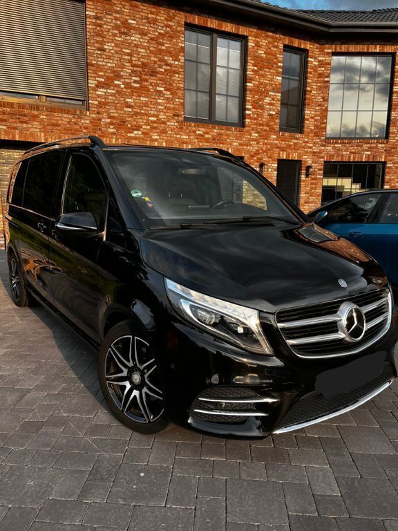 Schwarz Gebraucht 2017 Mercedes E250 Van / Kleinbus | 41.500 € (Teuer) - Bild 1/4