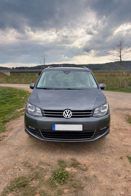 Second-hand VW Sharan 177 CP (130 kW) 2015 Gri Monovolum