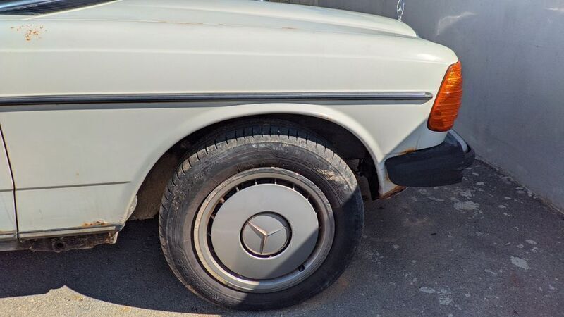 Gebraucht Mercedes 200 109 PS (80 kW) 1982 Weiß Limousine