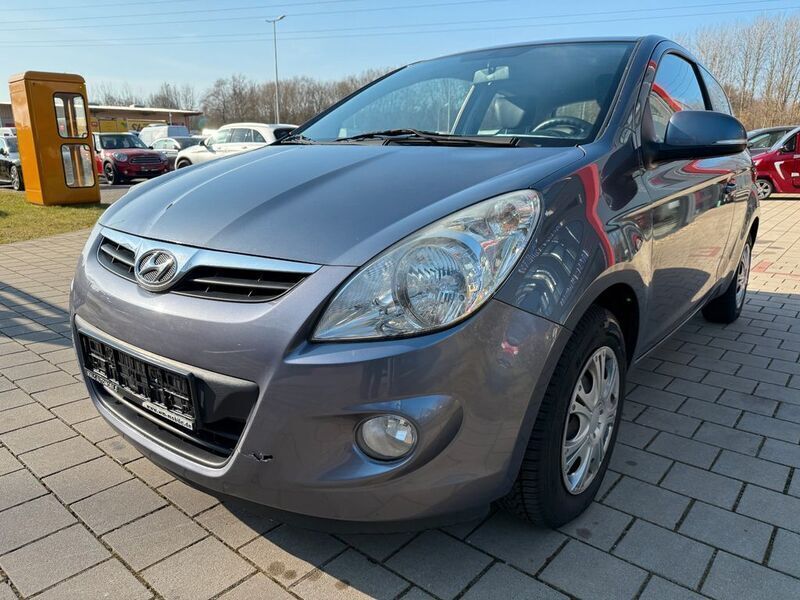 Gebraucht Hyundai i20 Edition 77 PS (56 kW) 2012 Grau Kleinwagen