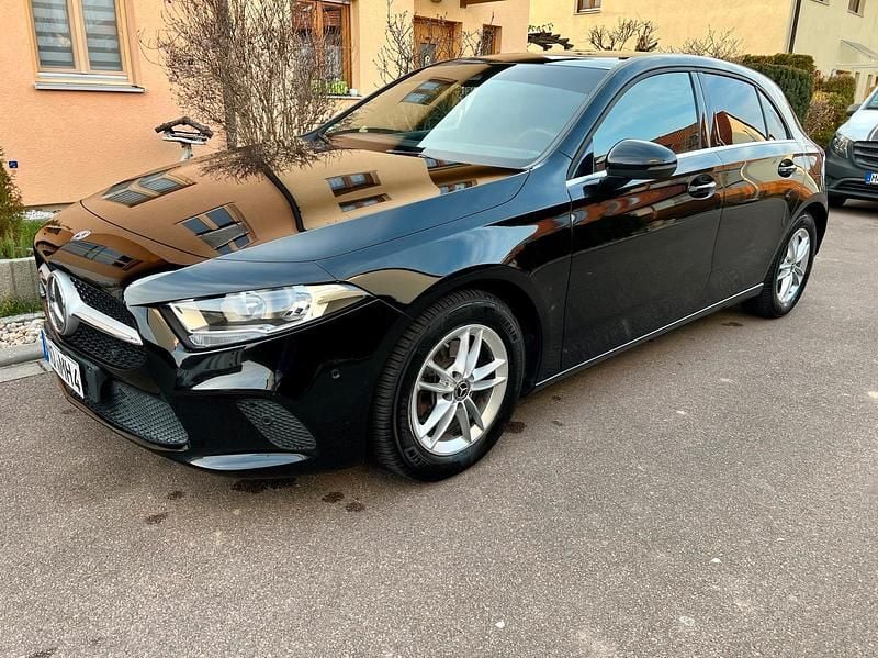 Schwarz Gebraucht 2020 Mercedes A180 Kleinwagen | 18.490 € (Guter Preis) - Bild 1/4
