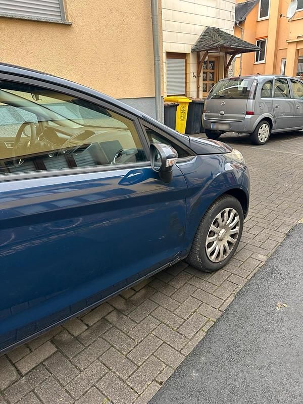 Gebraucht Ford Fiesta 75 PS (55 kW) 2014 Blau Kleinwagen