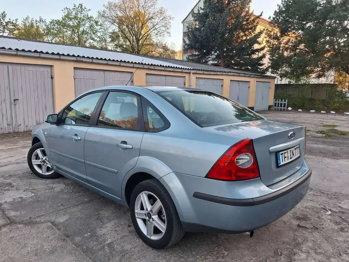 Używany Ford Focus Ghia 116 KM (85 kW) 2006 Niebieski Sedan/Limuzyna