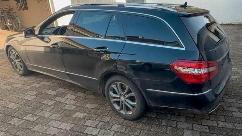Schwarz Gebraucht 2012 Mercedes E220 Kombi | 7.500 € (Guter Preis) - Bild 1/4
