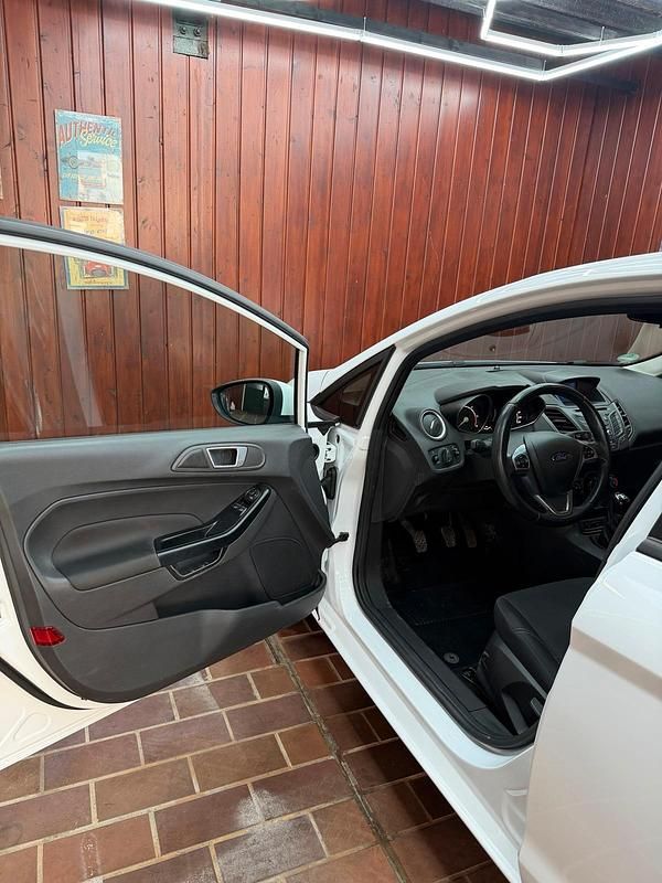 Gebraucht Ford Fiesta 95 PS (69 kW) 2016 Weiß Limousine
