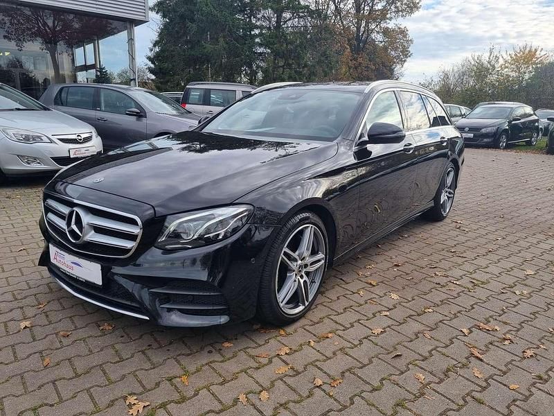 Obsidianschwarz metalliclack Gebraucht 2019 Mercedes E220 AMG line Kombi | 23.650 € (Fairer Preis) - Bild 1/4