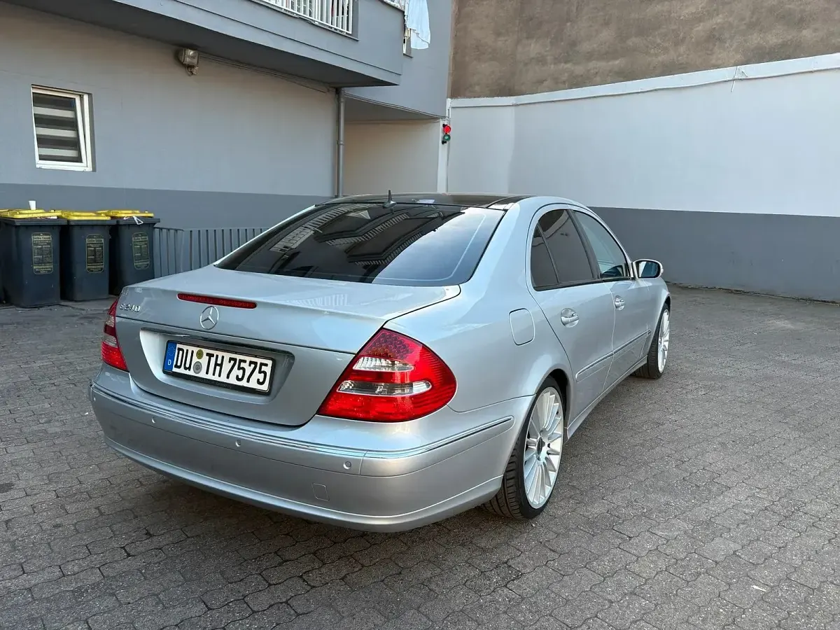 Gebraucht Mercedes E240 177 PS (130 kW) 2002 Silber Limousine