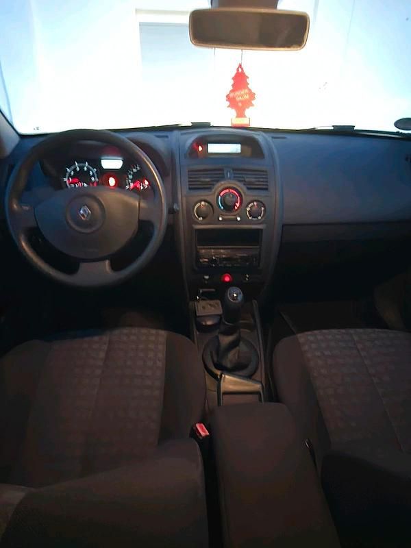 Blau Gebraucht 2010 Renault Mégane GrandTour Kombi | 1.590 € - Bild 1/4