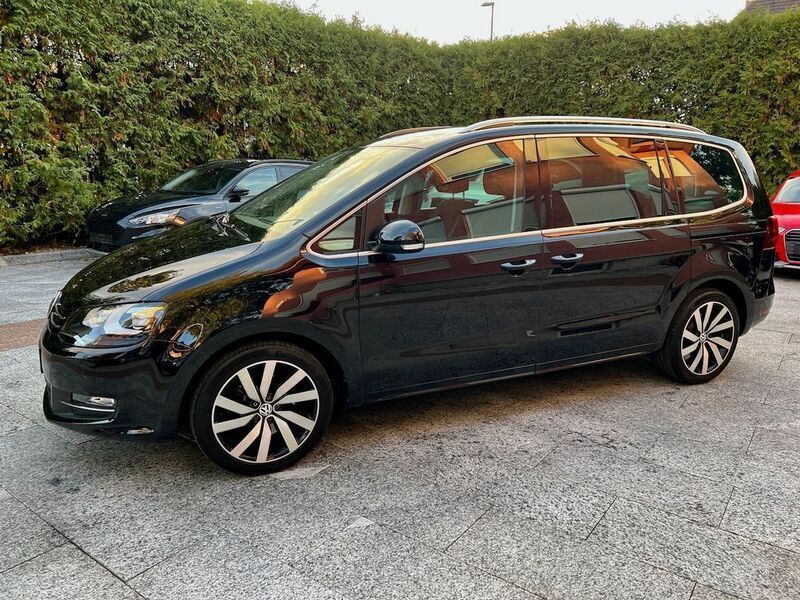 Schwarz metallic Gebraucht 2015 VW Sharan Highline Van / Kleinbus | 28.980 € (Teuer) - Bild 1/4