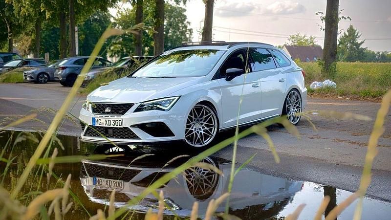 Weiß Gebraucht 2018 Cupra Leon Limousine | 21.000 € (Teuer) - Bild 1/4