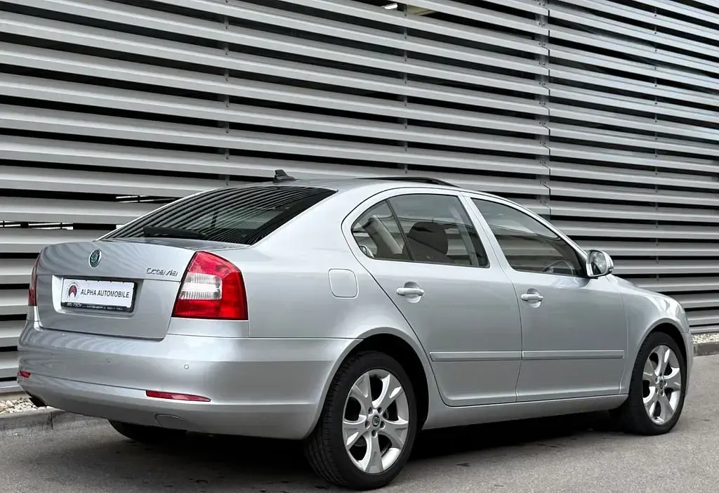 Używany Skoda Octavia Elegance 105 KM (77 kW) 2011 Srebrny Sedan/Limuzyna