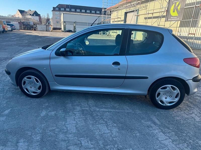Gebraucht Peugeot 206 75 PS (55 kW) 1999 Silber Kleinwagen