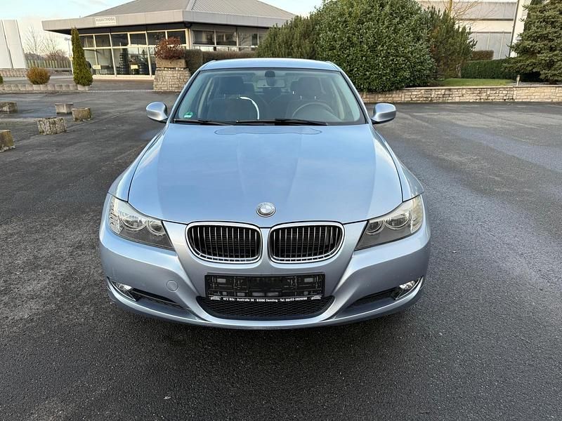 Gebraucht BMW 318 143 PS (105 kW) 2010 Blau Limousine