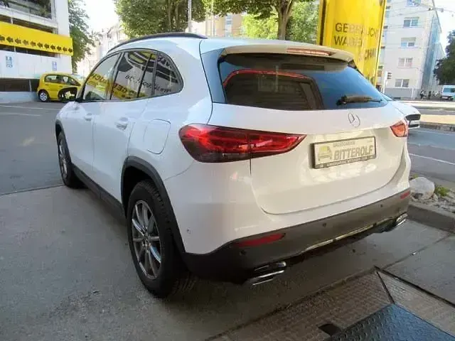 Gebraucht Mercedes GLA200 Progressive 163 PS (119 kW) 2023 Weiß SUV