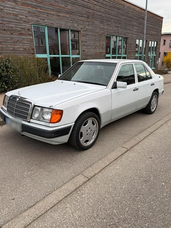 Używany Mercedes E220 150 KM (110 kW) 1993 Biały Sedan/Limuzyna