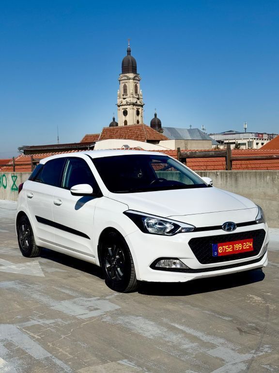 Weiß Gebraucht 2015 Hyundai i20 Classic Limousine | 5.775 € (Teuer) - Bild 1/4