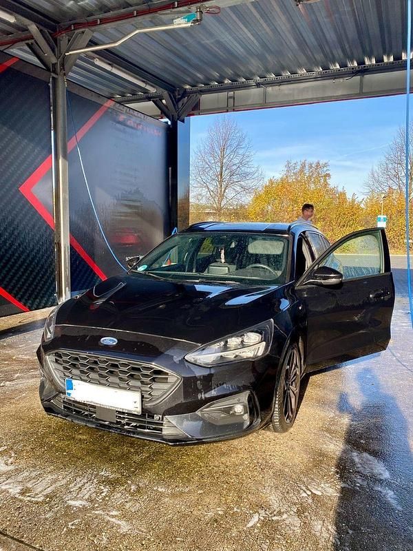 Schwarz Gebraucht 2020 Ford Focus ST-Line Kombi | 19.000 € (Etwas zu teuer) - Bild 1/4