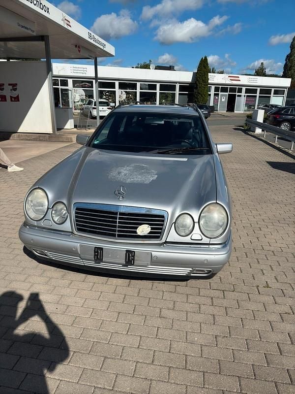Silber Gebraucht 1999 Mercedes E320 Kombi | 3.500 € (Fairer Preis) - Bild 1/4