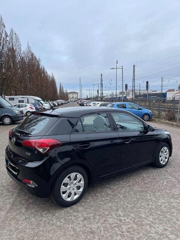 Gebraucht Hyundai i20 Classic 84 PS (61 kW) 2018 Schwarz Kleinwagen