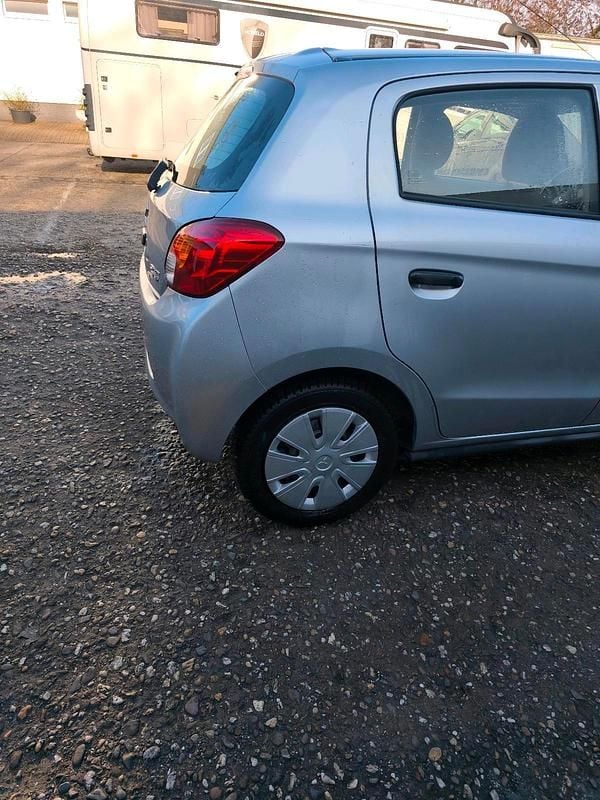 Gebraucht Mitsubishi Space Star 71 PS (52 kW) 2013 Silber Kleinwagen