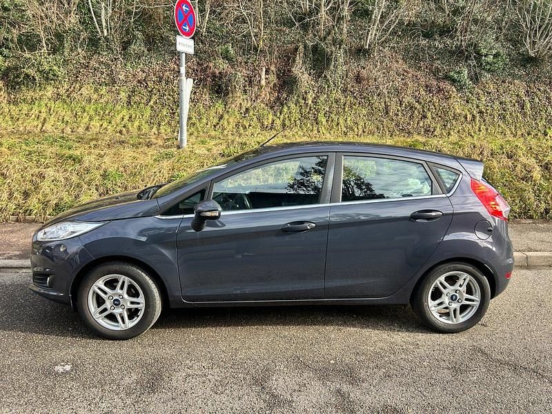 Gebraucht Ford Fiesta 80 PS (58 kW) 2014 Grau Kleinwagen