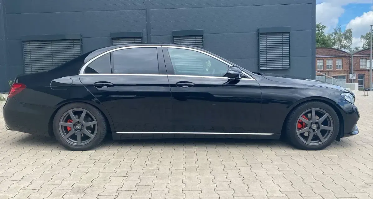Gebraucht Mercedes E220 Avantgarde 194 PS (142 kW) 2019 Schwarz Limousine