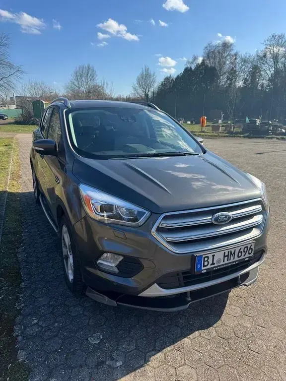 Gebraucht Ford Kuga Titanium 150 PS (110 kW) 2017 Grau SUV