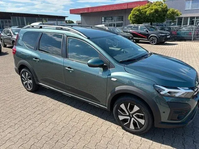 Gebraucht Dacia Jogger Expression 110 PS (80 kW) 2026 Grün Van / Kleinbus