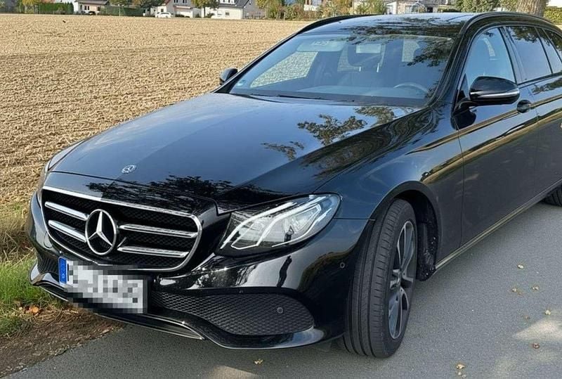 Schwarz Gebraucht 2019 Mercedes E220 Avantgarde Kombi | 22.500 € (Superpreis) - Bild 1/4