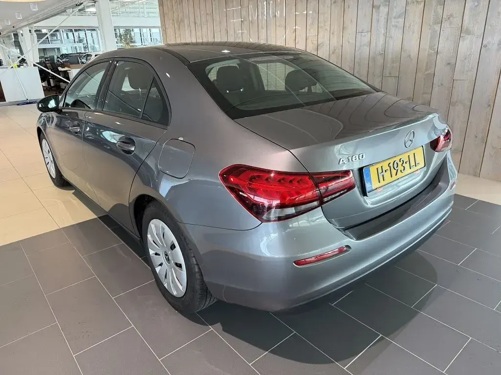 Gebraucht Mercedes A180 136 PS (100 kW) 2020 Grau Limousine