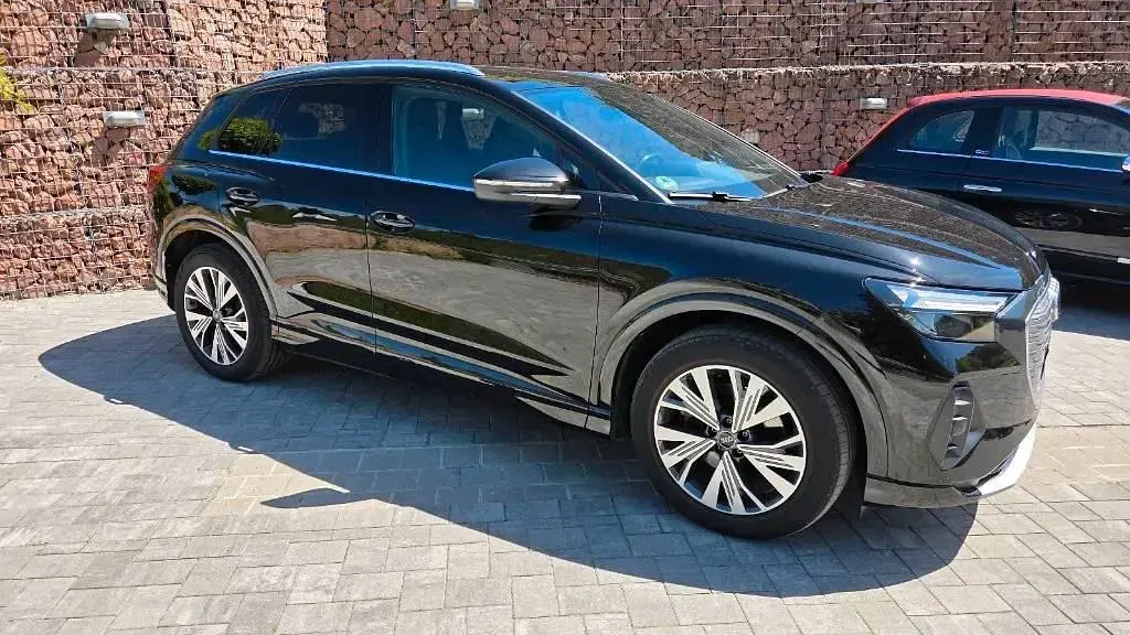 Gebraucht Audi Q4 e-tron Basis 125 kW (170 PS) 2021 Mythosschwarz metallic SUV