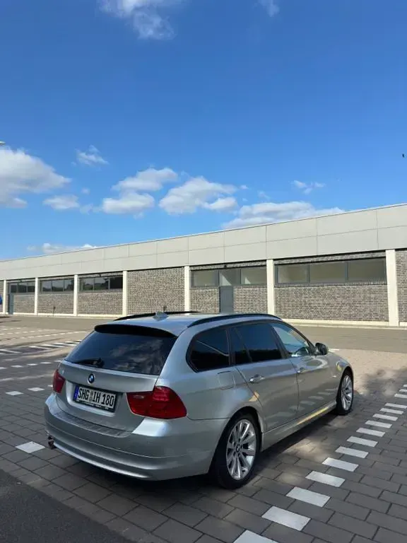 Gebraucht BMW 318 143 PS (105 kW) 2010 Silber Kombi