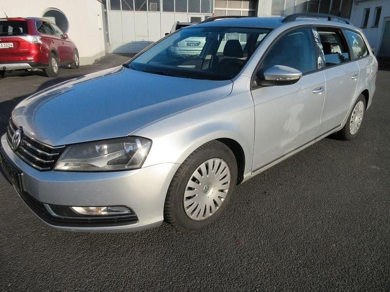 Silber Gebraucht 2011 VW Passat Trendline Kombi | 2.999 € (Superpreis) - Bild 1/4