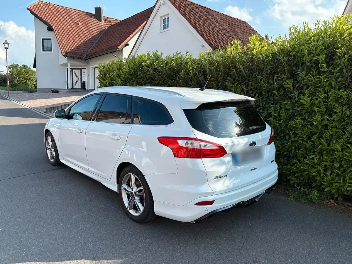Gebraucht Ford Focus ST-Line 150 PS (110 kW) 2013 Weiß Kombi