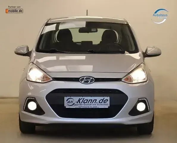 Gebraucht Hyundai i10 Trend 92 PS (67 kW) 2017 Silber Kleinwagen