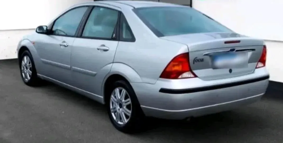 Usado Ford Focus 110 CV (80 kW) 2005 Plateado Berlina
