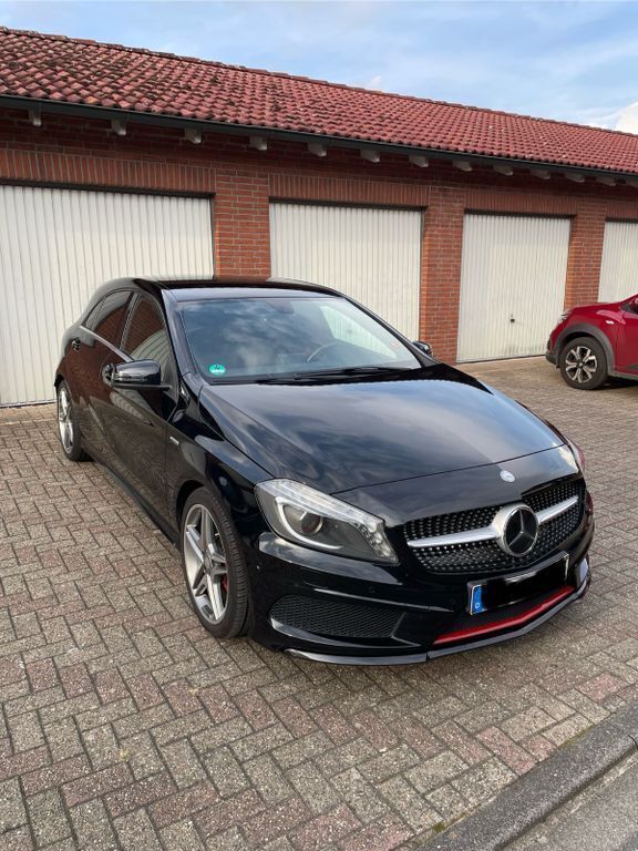 Schwarz Gebraucht 2014 Mercedes A250 AMG line Limousine | 15.099 € (Fairer Preis) - Bild 1/4