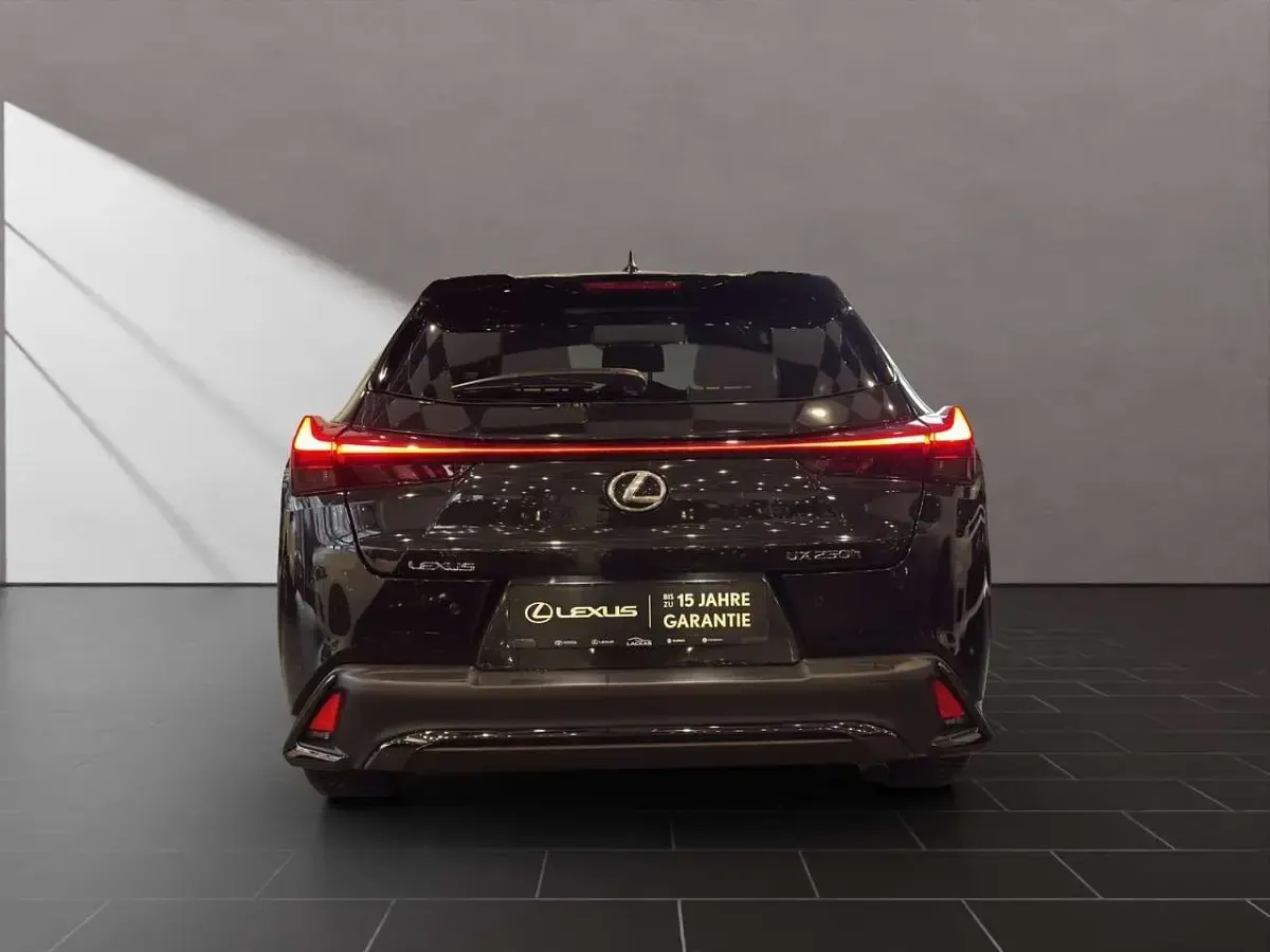 Gebraucht Lexus UX 250h Sport Design Packet 184 PS (135 kW) 2024 Graphite black SUV