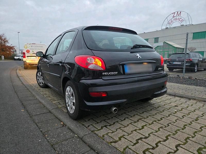Gebraucht Peugeot 206+ 66 PS (48 kW) 2012 Schwarz Kleinwagen