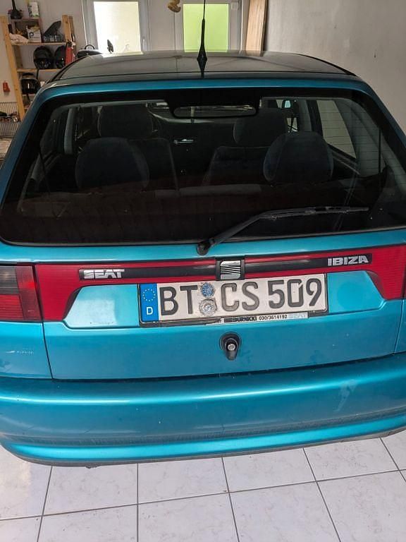 Blau Gebraucht 1998 Seat Ibiza Comfort Limousine | 860 € (Superpreis) - Bild 1/4