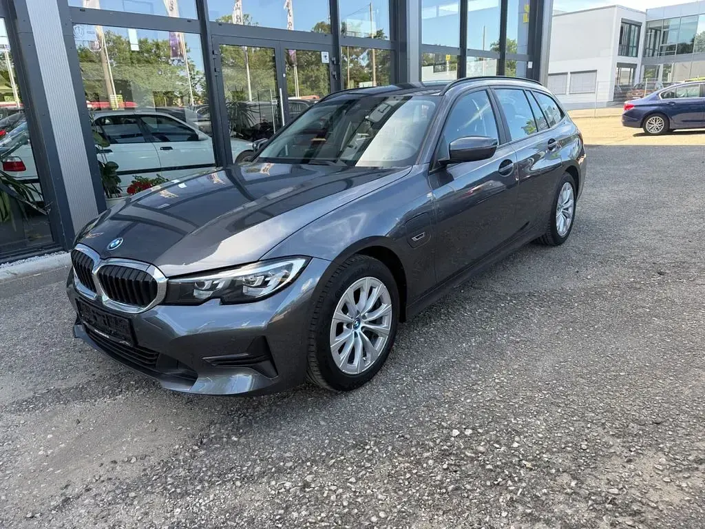 Gebraucht BMW 320e 163 PS (119 kW) 2022 Grau Kombi