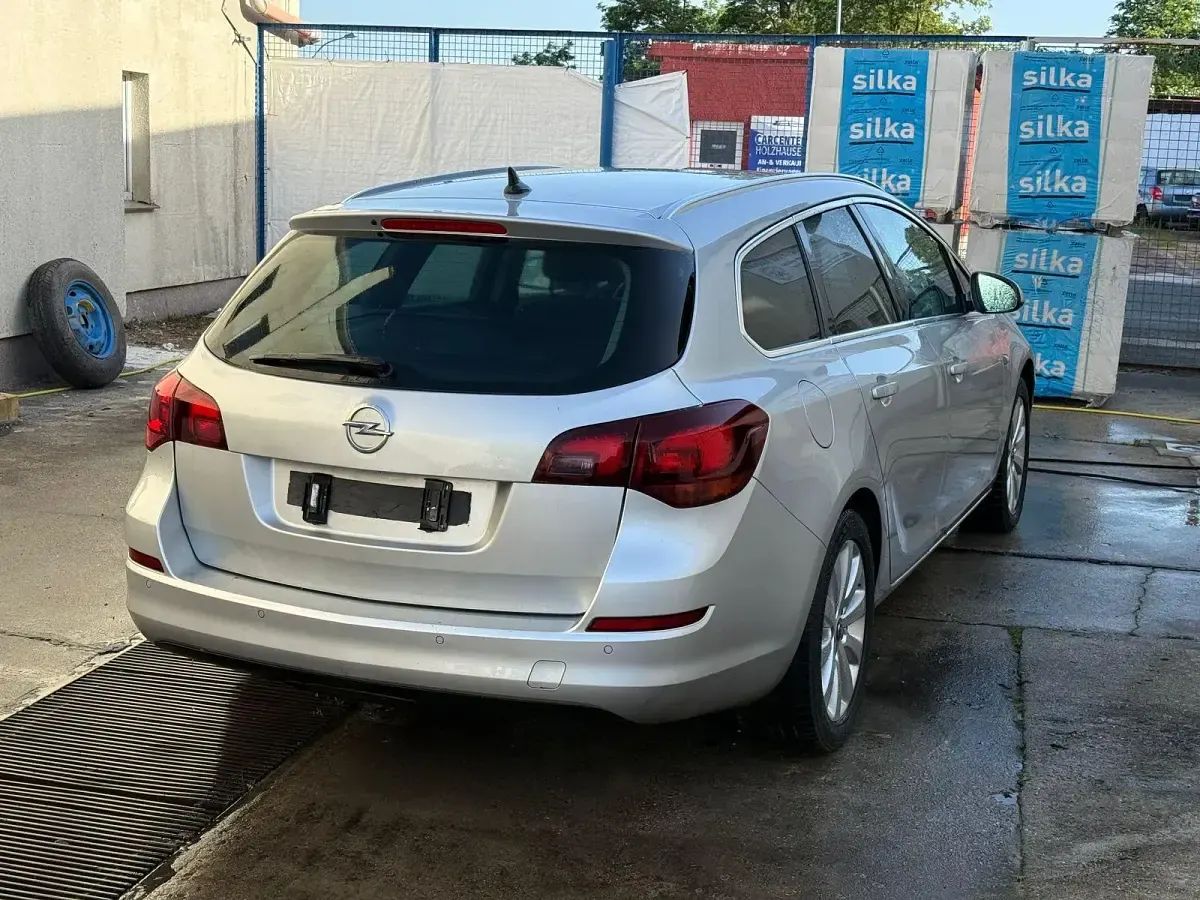 Gebraucht Opel Astra 110 PS (80 kW) 2012 Silber Kombi