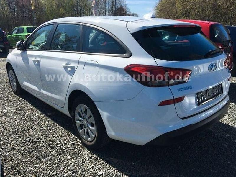 Gebraucht Hyundai i30 Select 120 PS (88 kW) 2019 Weiß Kombi