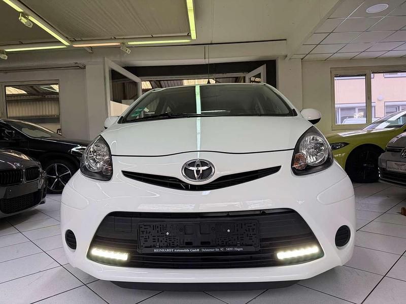 Weiß Gebraucht 2013 Toyota Aygo Cool Kleinwagen | 7.600 € (Fairer Preis) - Bild 1/4
