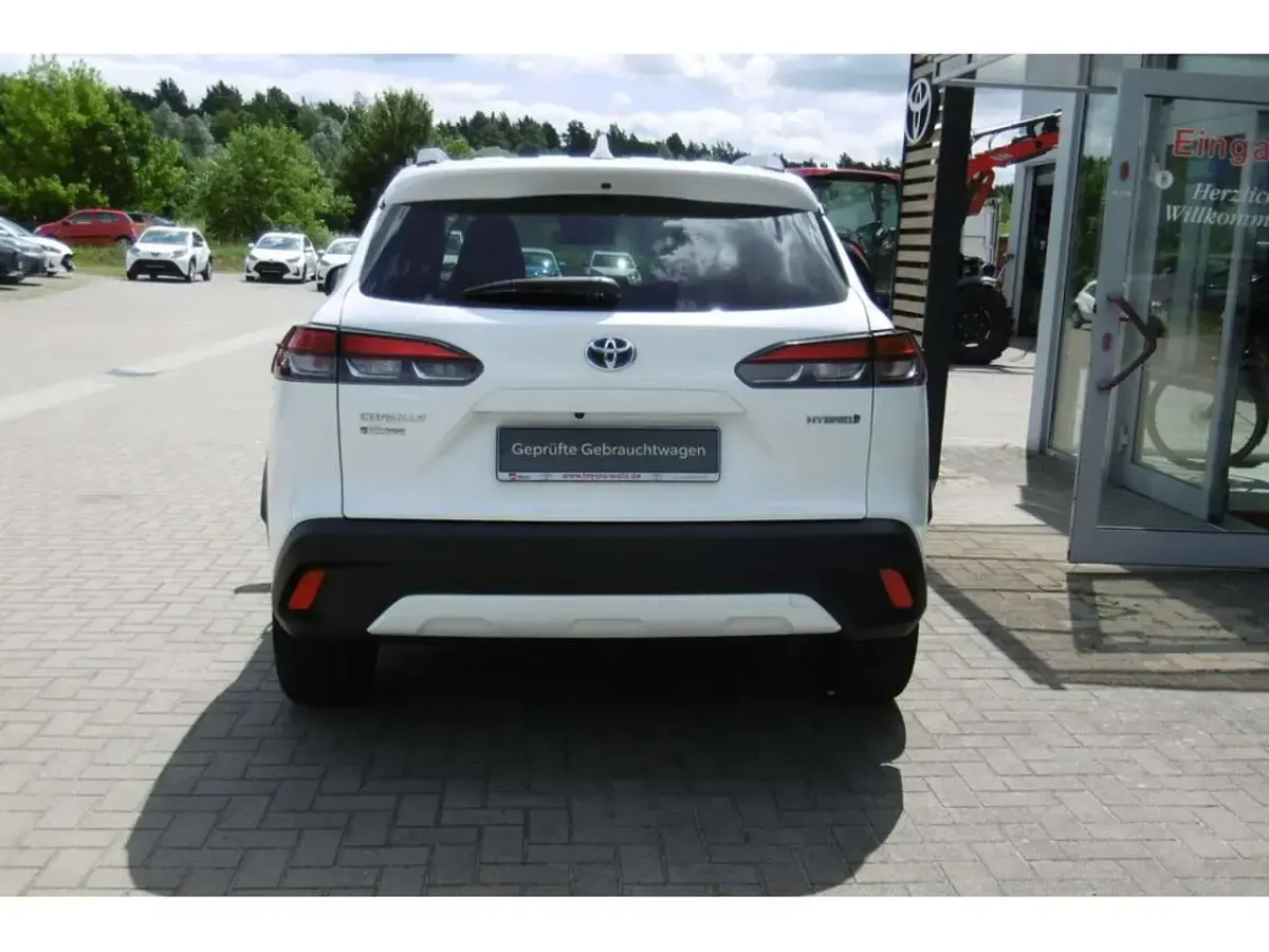 Gebraucht Toyota Corolla Cross Team 197 PS (144 kW) 2023 Super white 2 SUV