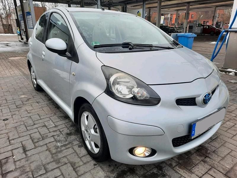 Silber Gebraucht 2009 Toyota Yaris Edition Kleinwagen | 1.700 € (Superpreis) - Bild 1/4