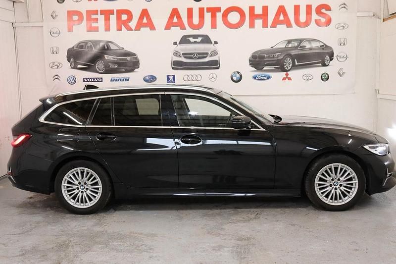 Schwarz Gebraucht 2020 BMW 320 Luxury Line Kombi | 19.999 € (Guter Preis) - Bild 1/4
